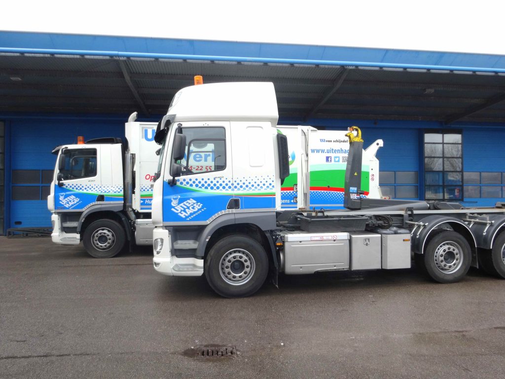 Auto belettering van 'trekkers' en vuilniswagens
