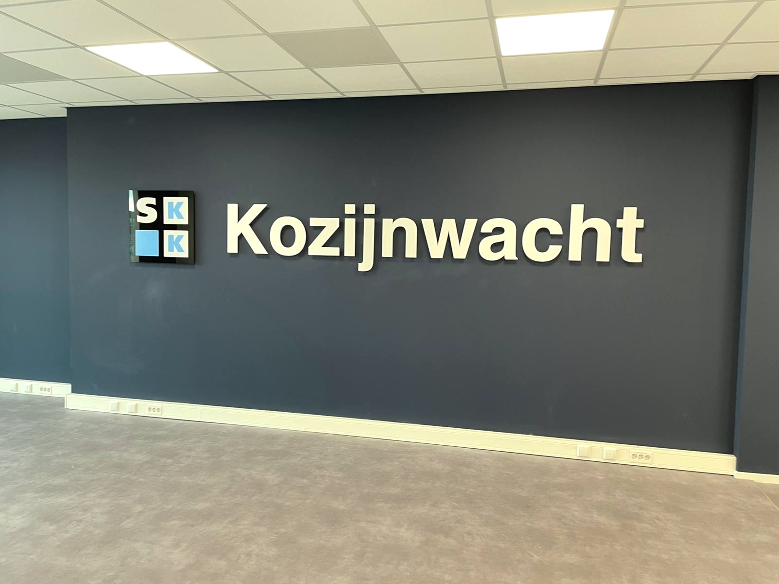 Freesletters op een wand in kantoor