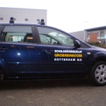 Zelfklevende letters op portier