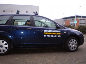Zelfklevende letters op portier