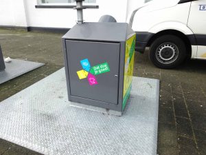 Glascontainer met belettering