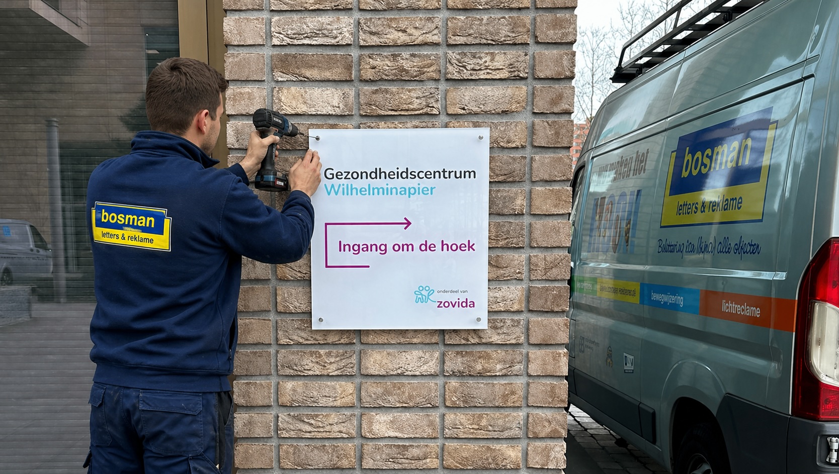 monteur monteert naamplaat.