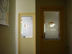 Etched folie met uitgespaard logo