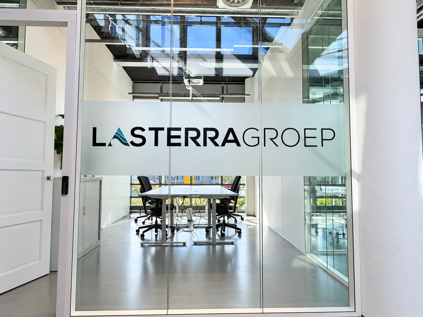 Zandstraalfolie banen laten zien met een kleurlogo