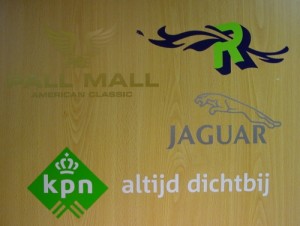 zelfklevende logo's