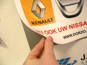 magneetfolie op metaalplaat