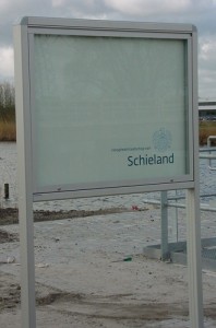 Vitrine tussen staanders