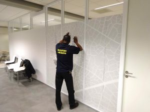 zandstraalfolie wordt aangebracht