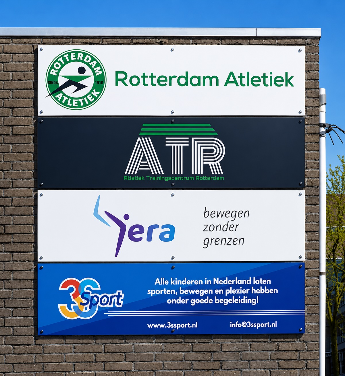 Reclameborden op een sportveld