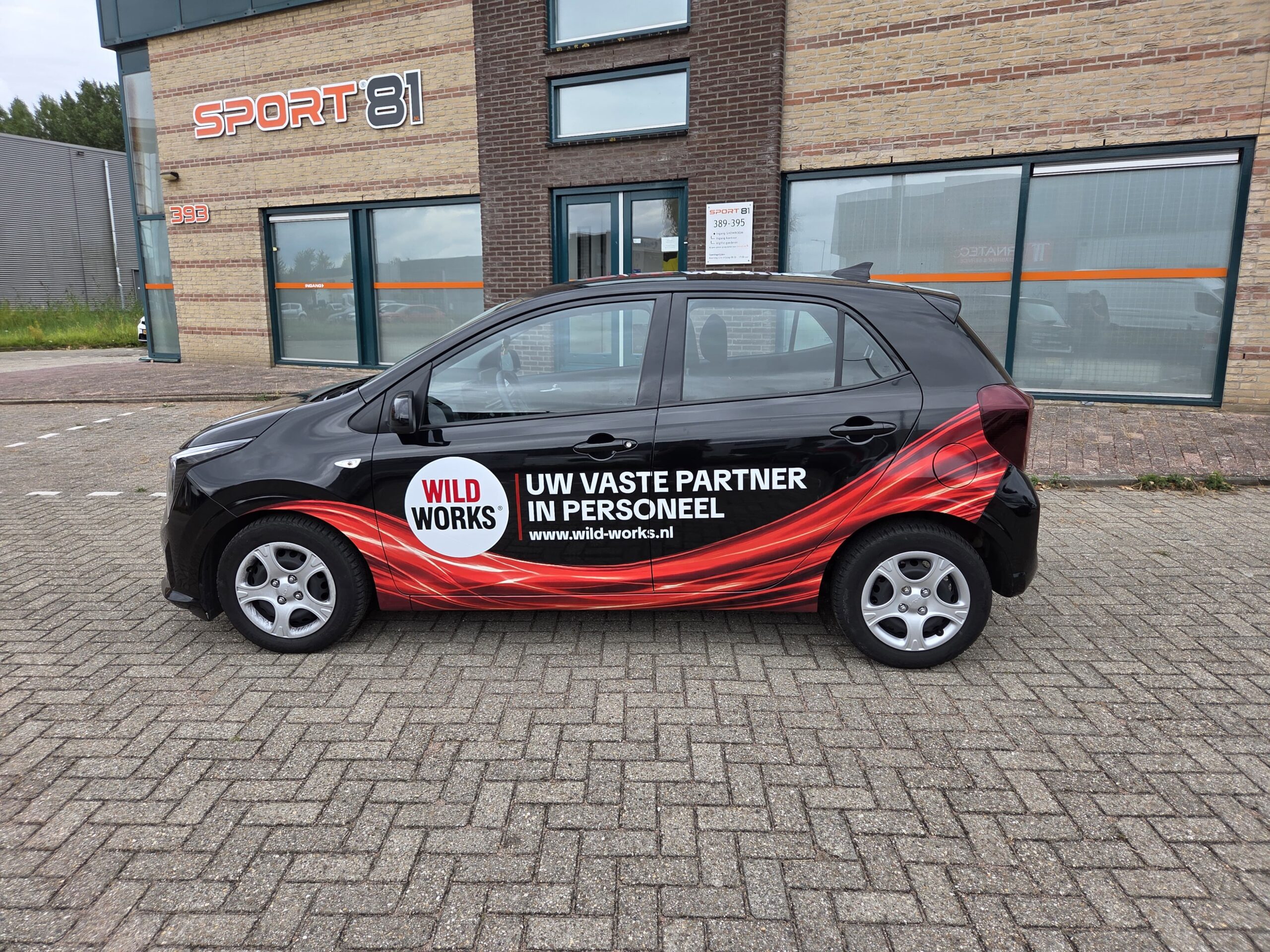 Een auto wrap laten zien op een auto.