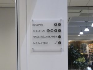 plaat met belettering