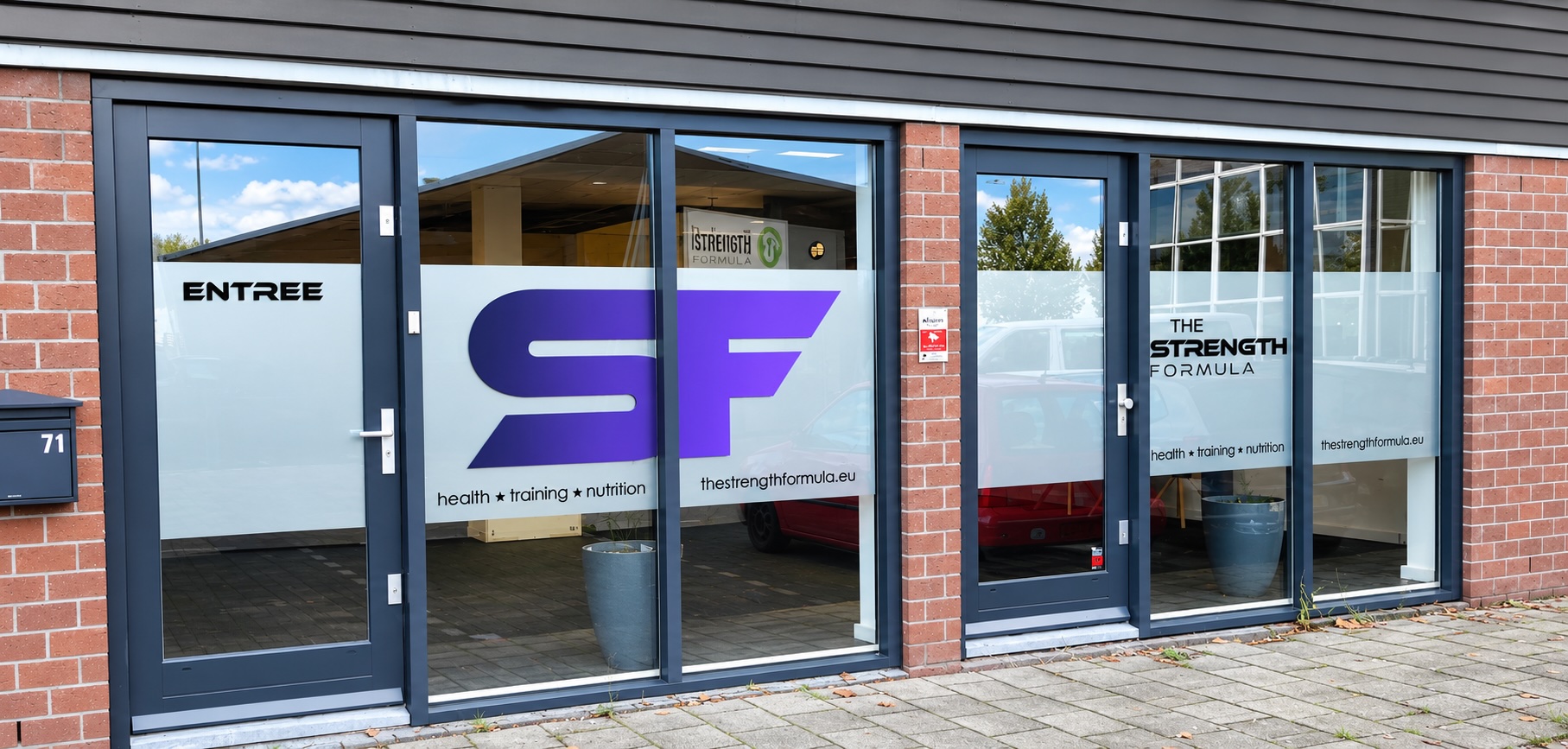 Raambelettering laten zien, combinatie van zandstraalfolie met plotbelettering.